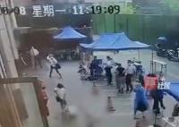 警方通报女子轻生坠亡险砸路人 为什么跳楼原因始末详情曝光