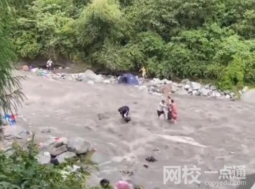 山洪亲历者:要是反方向跑就没命了 始料未及真相简直令人后怕