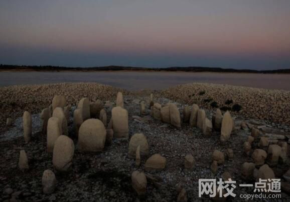 西班牙5000年前巨石阵因干旱重现 由数十块巨石组成