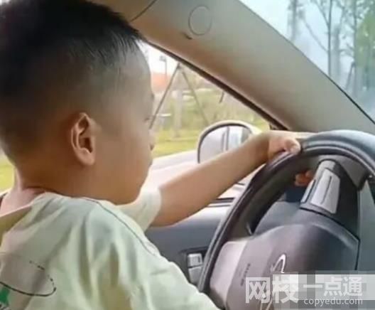 5岁孩子开车上路妈妈还说开得好 具体是怎么回事?
