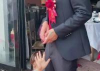 新郎遭陌生大妈抱大腿要红包 如此婚闹讨钱实在难看