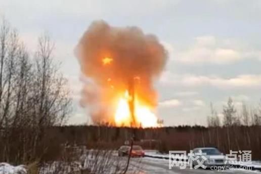 俄罗斯一天然气管道爆炸引发火灾 大火有12层楼那么高实在吓人