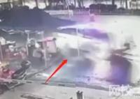广西一醉酒男子盗警车后撞三轮车 附近的摊位也被快速行驶的警车撞倒