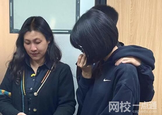把父亲送进监狱后 她仍不原谅母亲 背后真相到底是什么?