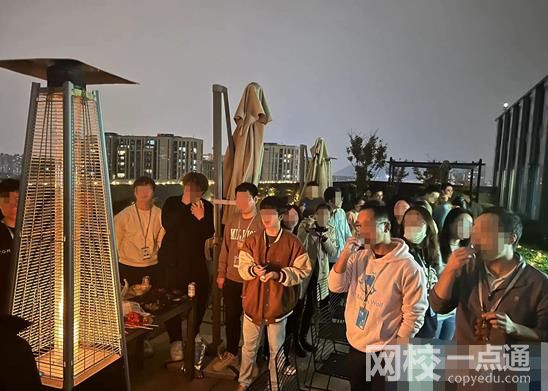 楼顶看世界杯 取暖炉引发火警乌龙 路过市民看见火光就报警了
