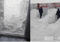 男子醒来发现被几米高雪困在宿舍 挖机挖了几小时才把门挖出来