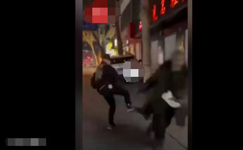 邢台男子背后飞踹拾荒老人 警方回应 为什么踹人？