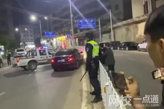 广东两男子冲卡撞警车 逃逸后被抓 究竟是怎么回事？