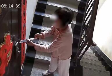 女子在门缝发现针头 究竟是怎么回事？
