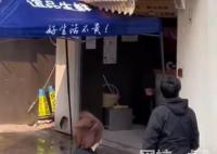 居民嫌楼下肉铺扰民:来买肉就泼脏水 究竟是怎么回事？