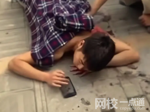 男子被捅后趴在地上淡定玩手机 真相简直太意外了