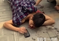 男子被捅后趴在地上淡定玩手机 原因竟是这样太崩溃了