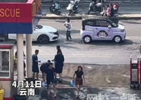 泼水节消防员骗路人取水被反包围 始料未及真相简直太意外了
