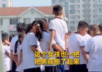 男生看毕业典礼被高个女生霸气抱起 这样太有爱了