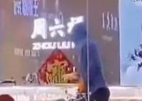 山东警方通报男子蒙面抢劫金店 这也太胆大了