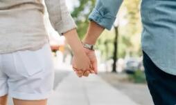 男子恋爱豪掷280万分手追回240万 为什么引热议？