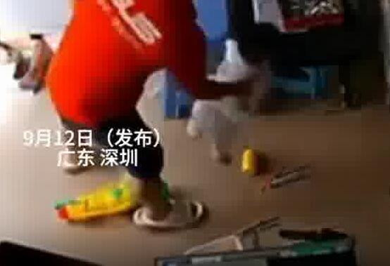 男子抱孩子玩耍时手机发生自燃 实在太吓人了