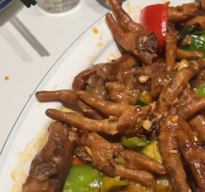 男子怀疑饭店的鸡爪是别人吃过的 到底是不是真的？