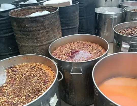 西昌一火锅店熬制使用地沟油 实在太可恶了
