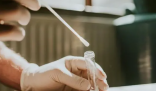 女病毒学家给自己注射病毒 为什么引争议？