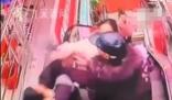 女子遭人持刀捅刺大爷用身体挡刀 这也太感人了