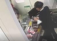 银行回应老人存钱后账户数额少千元 为什么变少了？