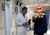 医生下门诊后向患者要了个肉夹馍 这也太融洽了