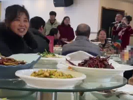 00后新人办三无婚礼 新娘发言25秒 这也太简单了吧
