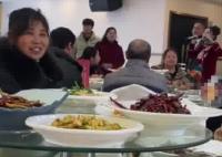 00后新人办三无婚礼 新娘发言25秒 这也太简单了吧