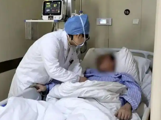 男子饭后肚子剧痛抽出牛奶血 这也太恐怖了