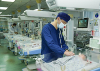 男宝先天性腹裂 肠胃裸露在外 这也太罕见了