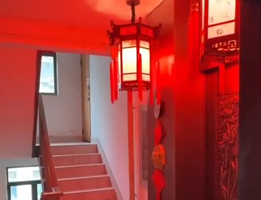 男子家门口布置风水阵吓坏邻居 究竟是怎么回事？