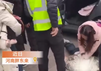 男童突发窒息 路过医务人员跨栏救人 实在太感人了