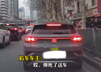 女子主干道停车下来排队买烧麦 这也太心大了