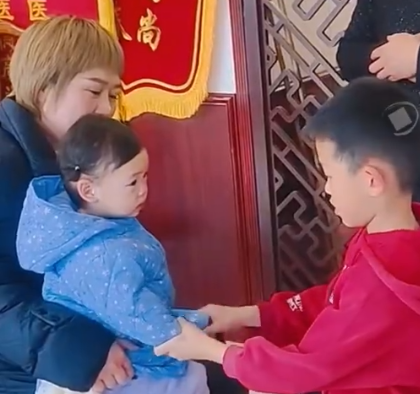 8岁小孩哥给肘关节脱位女宝正骨 这也太厉害了