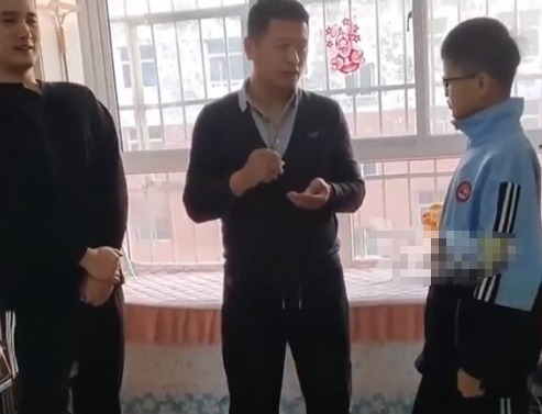 父亲通过抓阄给两儿子分房 这也太有心了