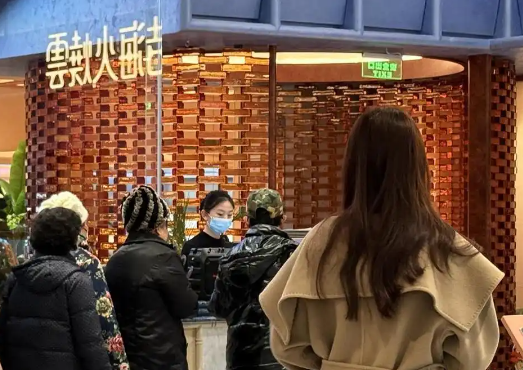 杭州网红餐厅吃饭要排9小时队 为什么这么火爆？
