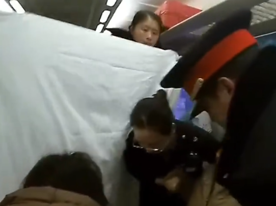 孕妇火车上分娩 众人举窗帘帮接生 实在太暖心了