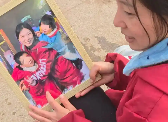 摆摊为儿子筹医药费女子否认剧本 究竟是怎么回事？