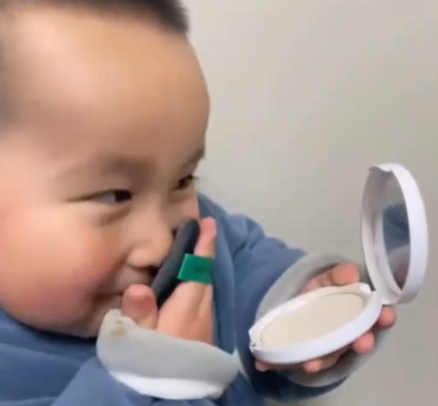 弟弟偷用姐姐化妆品 小表情绝了 这也太可爱了