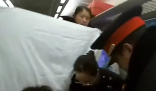 孕妇火车上分娩 众人举窗帘帮接生 实在太暖心了