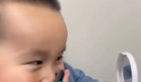 弟弟偷用姐姐化妆品 小表情绝了 这也太可爱了