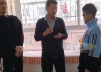 父亲通过抓阄给两儿子分房 这也太有心了