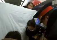 孕妇火车上分娩 众人举窗帘帮接生 实在太暖心了