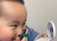 弟弟偷用姐姐化妆品 小表情绝了 这也太可爱了