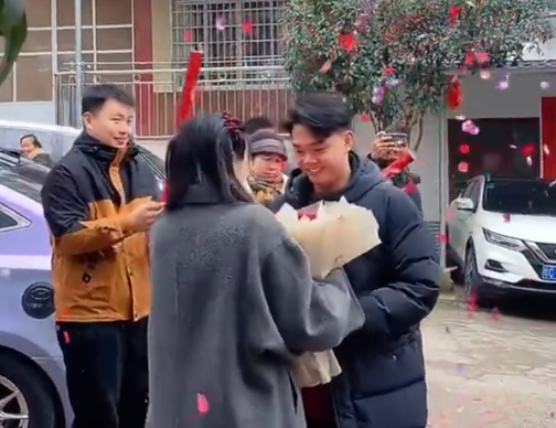 00后小伙把大学班主任娶回家 这也太幸福了吧