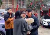 00后小伙把大学班主任娶回家 这也太幸福了吧