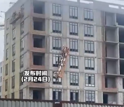 吊篮在空中崩断 工人敲开窗紧急避险 实在太惊险了