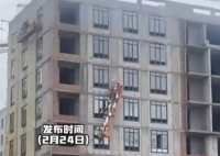 吊篮在空中崩断 工人敲开窗紧急避险 实在太惊险了
