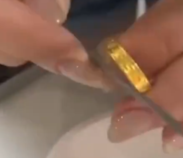 女子嫌金价太高在家自制金戒指 基本没怎么打磨
